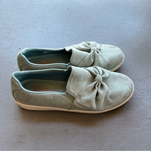 Skechers Women’s Size 8 Gray Memory Foam Slip Ons Bow Comfort Shoes - Picture 2 of 6